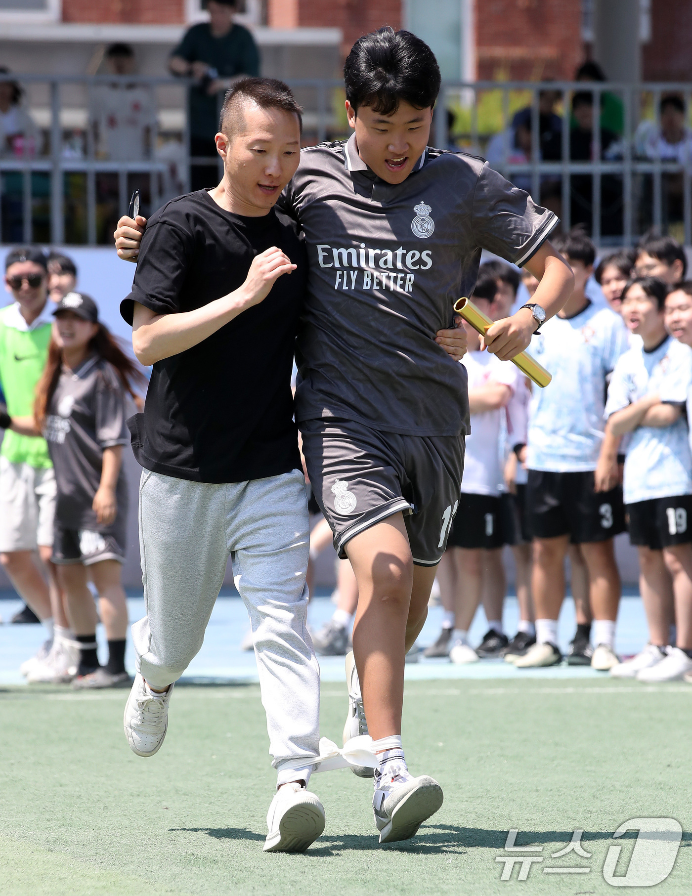(대구=뉴스1) 공정식 기자 = 스승의 날을 하루 앞둔 14일 대구 북구 성광고등학교 운동장에서 열린 '스승의 날 기념, 성광 체육한마당'에서 학생과 교사가 이인삼각 경기에 출전해 …