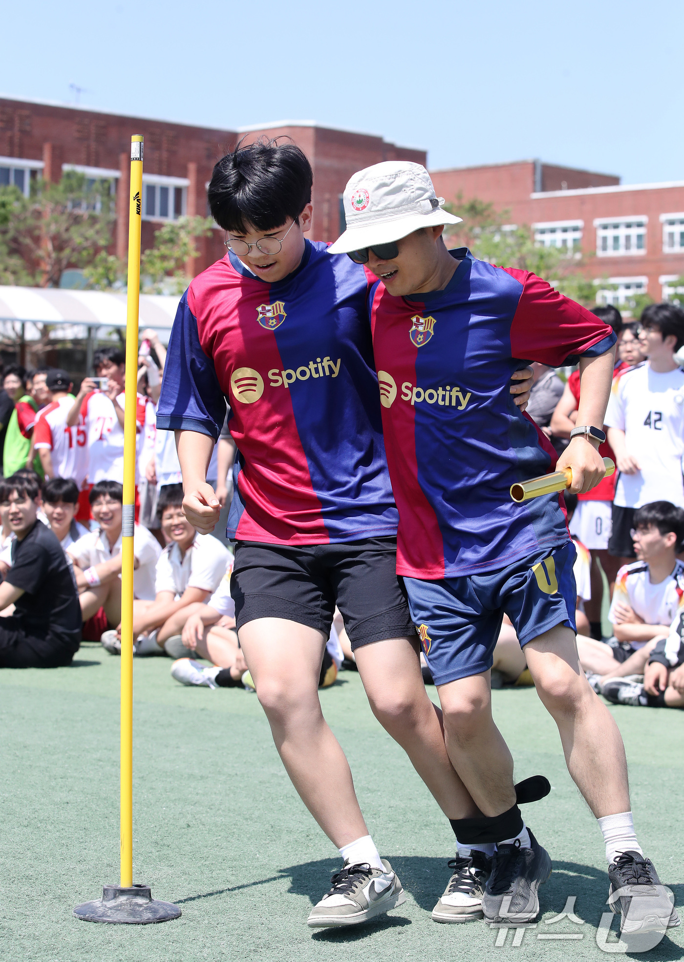 (대구=뉴스1) 공정식 기자 = 스승의 날을 하루 앞둔 14일 대구 북구 성광고등학교 운동장에서 열린 '스승의 날 기념, 성광 체육한마당'에서 학생과 교사가 이인삼각 경기에 출전해 …