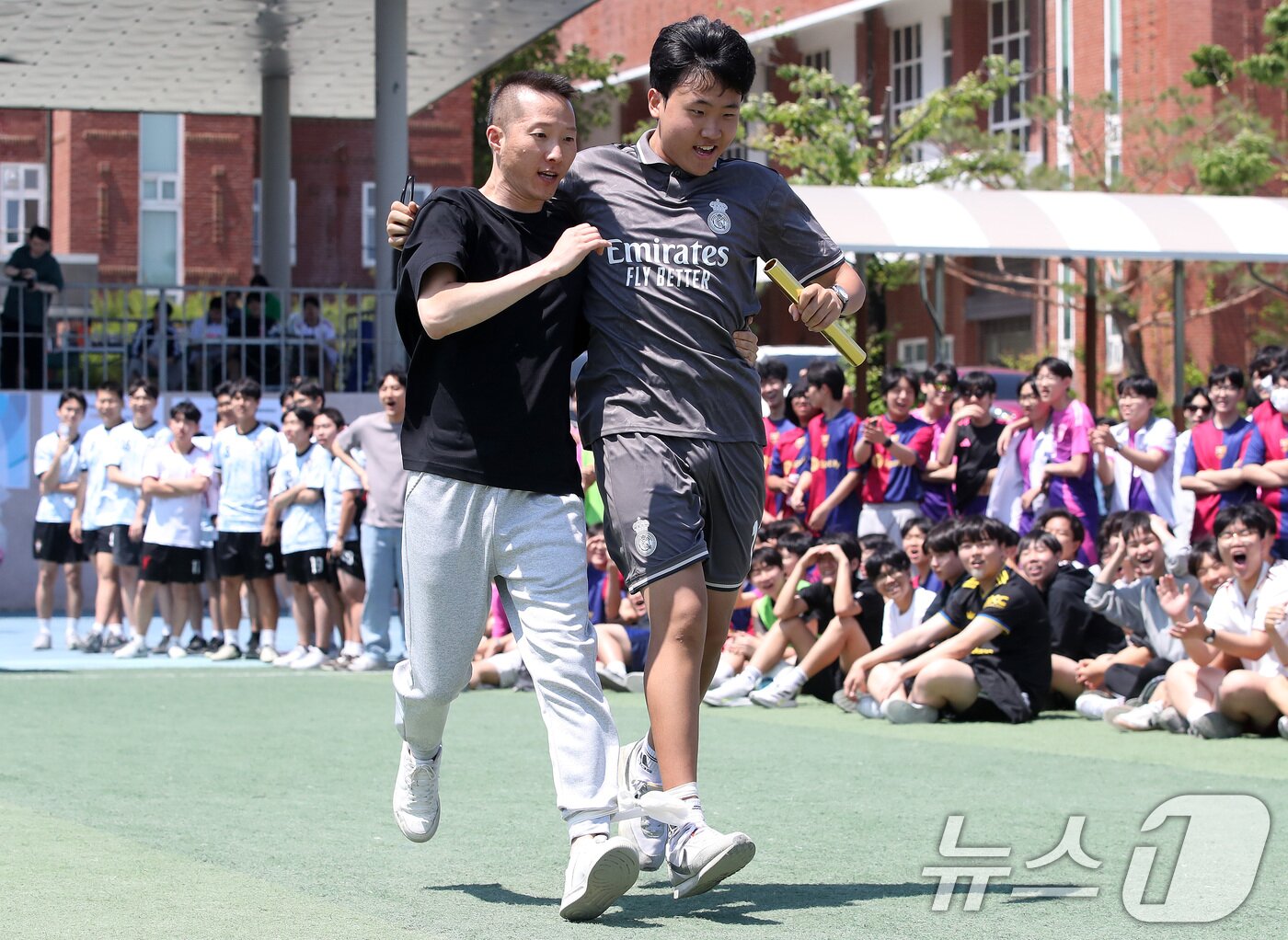 본문 이미지 - 스승의 날을 하루 앞둔 14일 대구 북구 성광고등학교 운동장에서 열린 '스승의 날 기념, 성광 체육한마당'에서 학생과 교사가 이인삼각 경기에 출전해 한마음으로 달리고 있다. 2026.5.14 ⓒ 뉴스1 공정식 기자