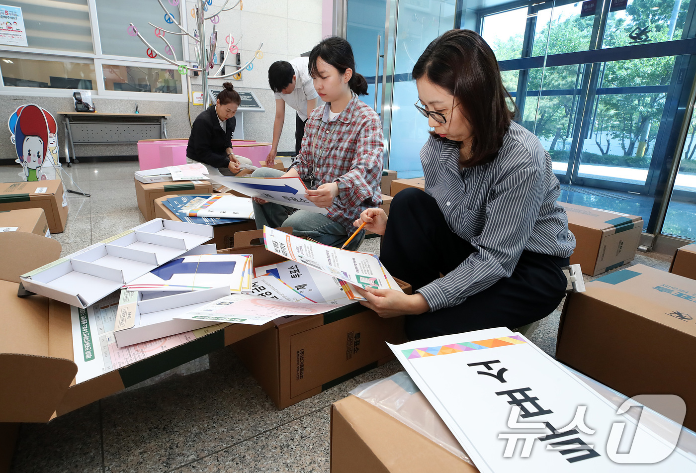 (대구=뉴스1) 공정식 기자 = 제9회 전국동시지방선거가 20일 앞으로 다가온 14일 오후 대구시선거관리위원회에서 선관위 관계자들이 투표소 물품 세트를 검수하고 있다. 2026.5 …