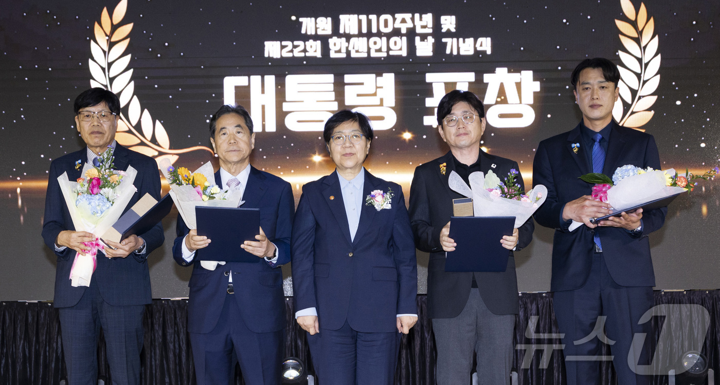 (서울=뉴스1) = 정은경 보건복지부 장관이 14일 오전 전남 고흥군 국립소록도병원 복합문화센터에서 열린 개원 제110주년 맟 제23회 한센인의 날 기념식에서 대통령 표창 수상자들 …