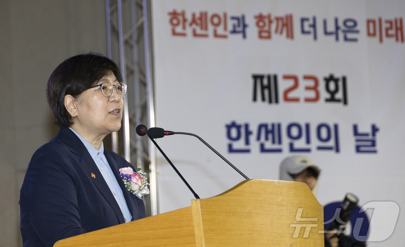 (서울=뉴스1) = 정은경 보건복지부 장관이 14일 오전 전남 고흥군 국립소록도병원 복합문화센터에서 열린 개원 제110주년 맟 제23회 한센인의 날 기념식에서 축사를 하고 있다. …