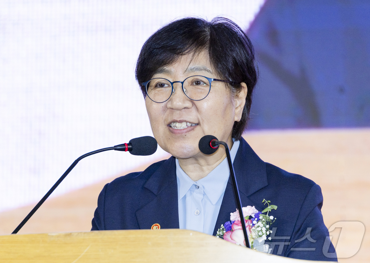 (서울=뉴스1) = 정은경 보건복지부 장관이 14일 오전 전남 고흥군 국립소록도병원 복합문화센터에서 열린 개원 제110주년 맟 제23회 한센인의 날 기념식에서 축사를 하고 있다. …