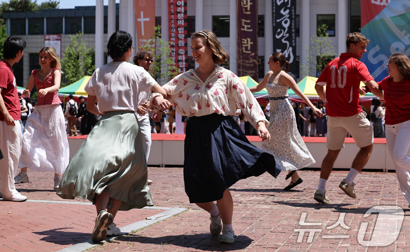 (서울=뉴스1) 구윤성 기자 = 14일 오후 서울 성북구 고려대학교에서 열린 글로벌 문화 축제 '2026년 1학기 ISFF'에서 외국인 교원과 학생들이 스위스 전통춤을 추며 축제를 …