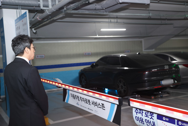 홍지선 차관, 청주 주차로봇 실증현장 점검…"안전성 확보 중요"