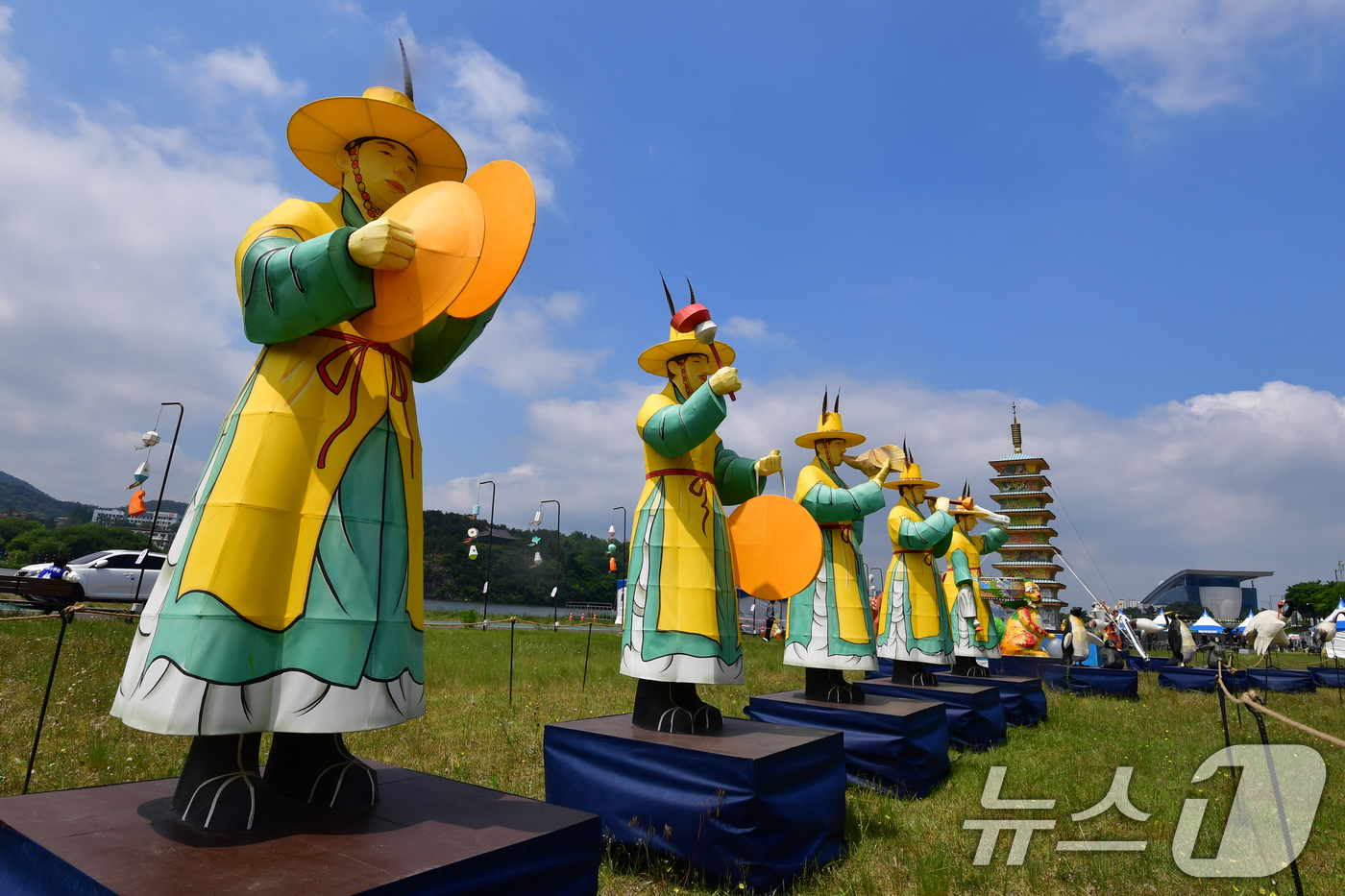 (경주=뉴스1) 최창호 기자 = 14일 경북 경주시 형산강 금장대 앞 공원에서 2026 형산강 연등문화축제 준비가 한창이다.이번 축제는 오는 31일까지 금장대와 시내 일원에서 열린 …
