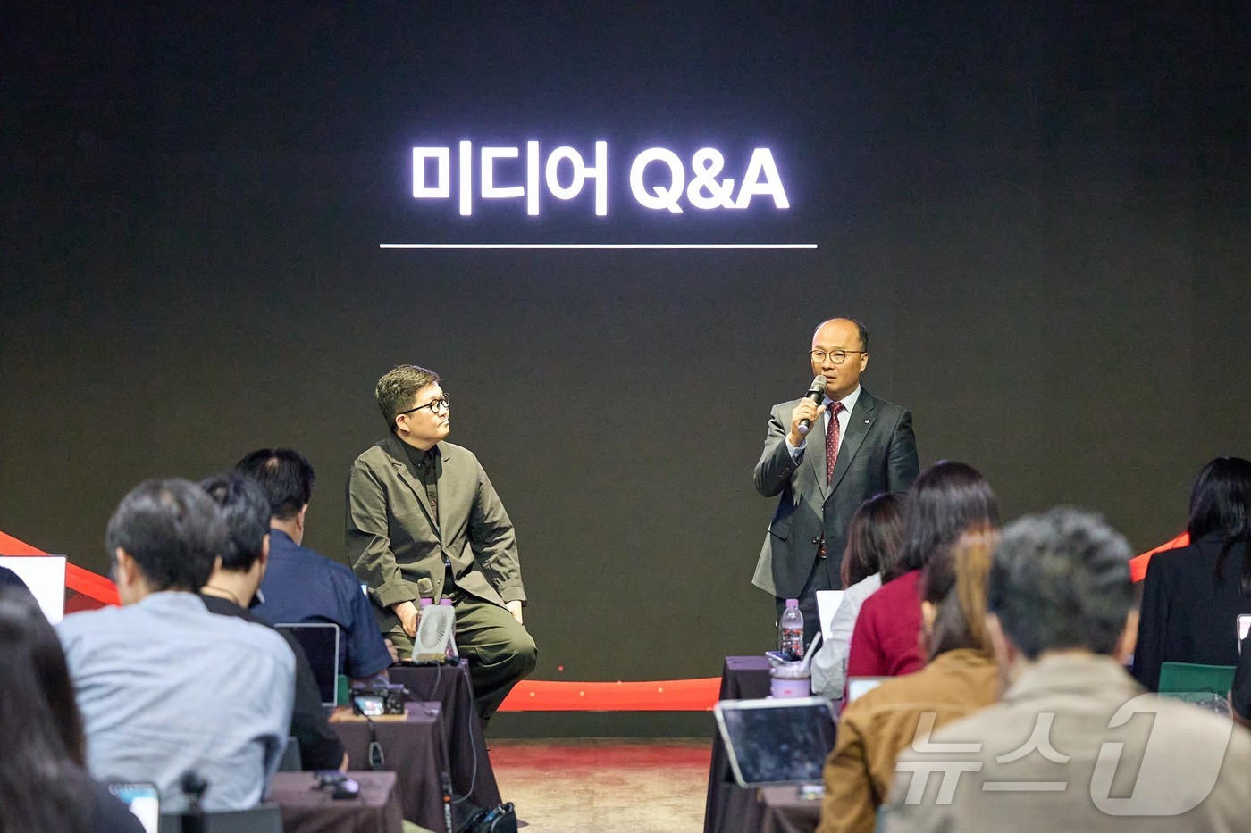 (서울=뉴스1) = 캐논코리아는 14일 서울 코엑스 스튜디오 159에서 신제품 자간담회를 열고 영상 크리에이터를 위한 풀프레임 미러리스 신제품 ‘EOS R6 V’와 파워 줌 렌즈 …