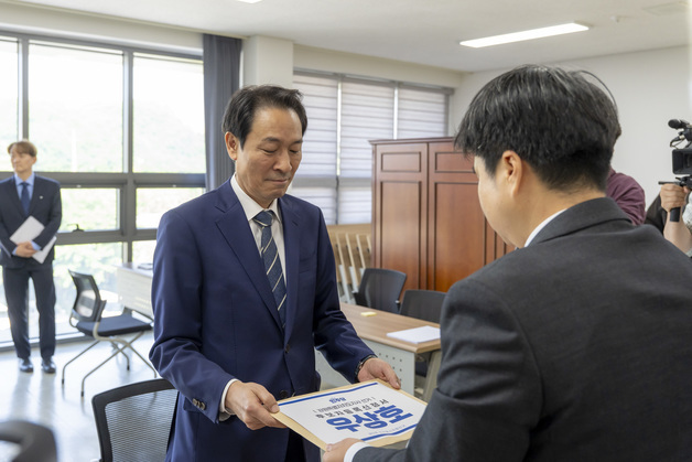 우상호, 강원지사 후보 공식 등록…"강원 미래 위해 최선"