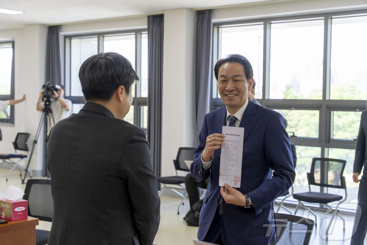 (춘천=뉴스1) 이종재 기자 = 우상호 더불어민주당 강원특별자치도지사 후보가 14일 강원도선거관리위원회를 찾아 후보 후 등록증을 들어보이고 있다.(우상호후보캠프 제공. 재판매 및 …