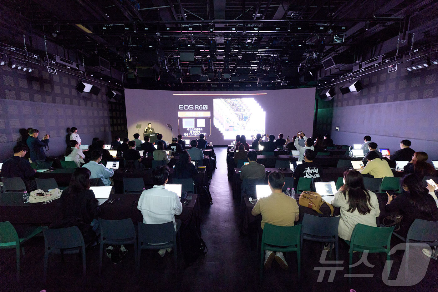 (서울=뉴스1) = 14일 서울 코엑스 스튜디오 159에서 열린 캐논코리아 신제품 기자간담회에서 황종환 캐논코리아 매니저가 신제품의 주요 특징을 설명하고 있다. 이날 캐논코리아는 …
