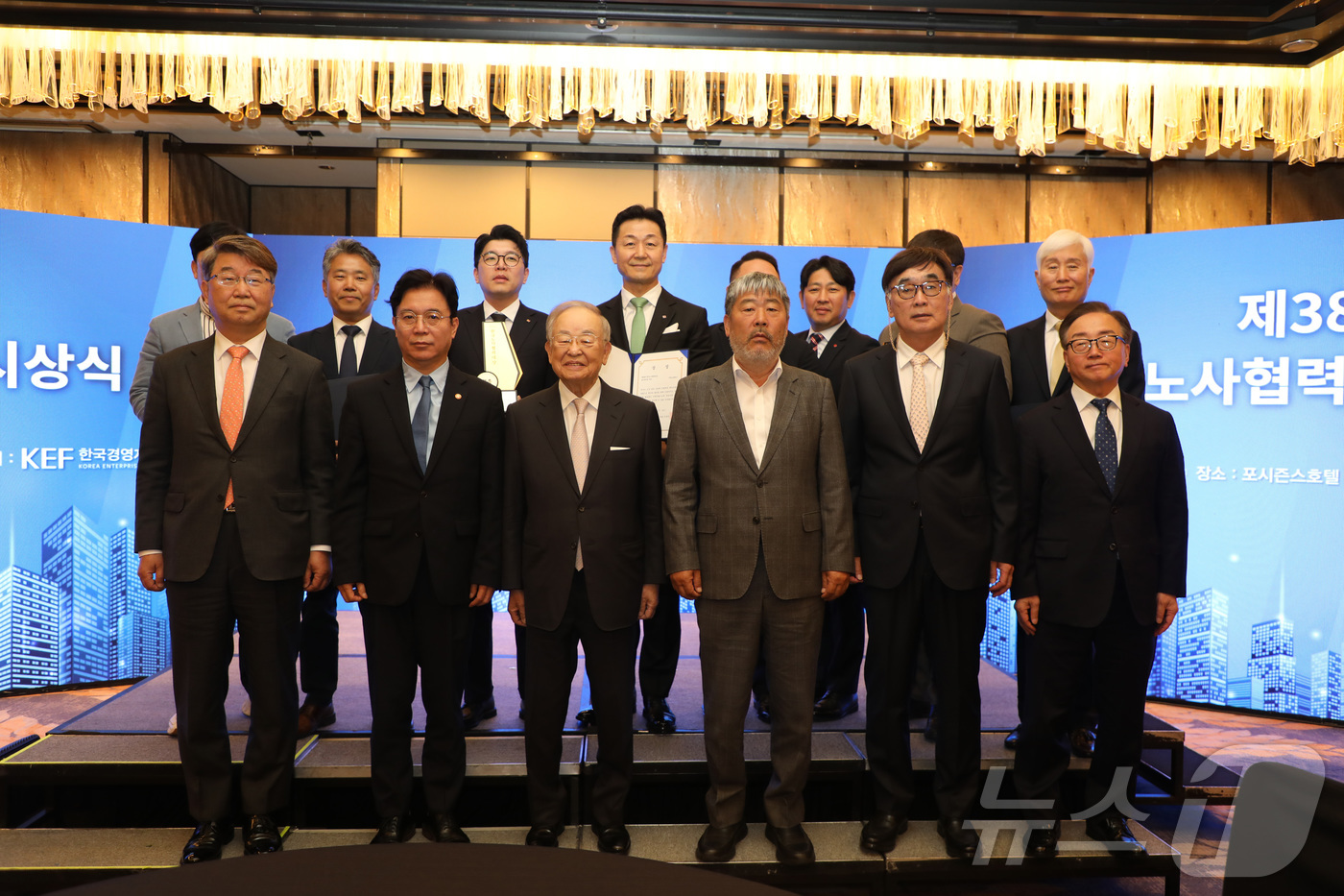 (서울=뉴스1) = 손경식 한국경영자총협회 회장이 14일 서울 종로구 포시즌스호텔에서 열린 제38회 한국노사협력대상 시상식에서 참석자들과 기념 촬영을 하고 있다. 앞줄 왼쪽부터 김 …