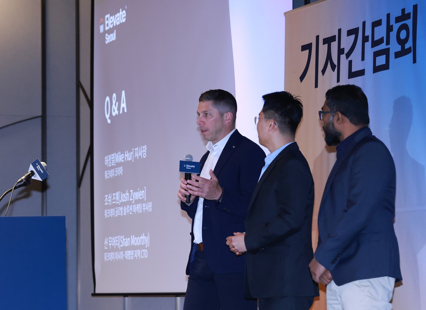 본문 이미지 - 왼쪽부터 조쉬 즈웬 워크데이 글로벌 설루션 마케팅 부사장, 허정열 워크데이코리아 신임 지사장, 샨 무어티 워크데이 아태지역 CTO가 질의응답하고 있다.(워크데이 제공)