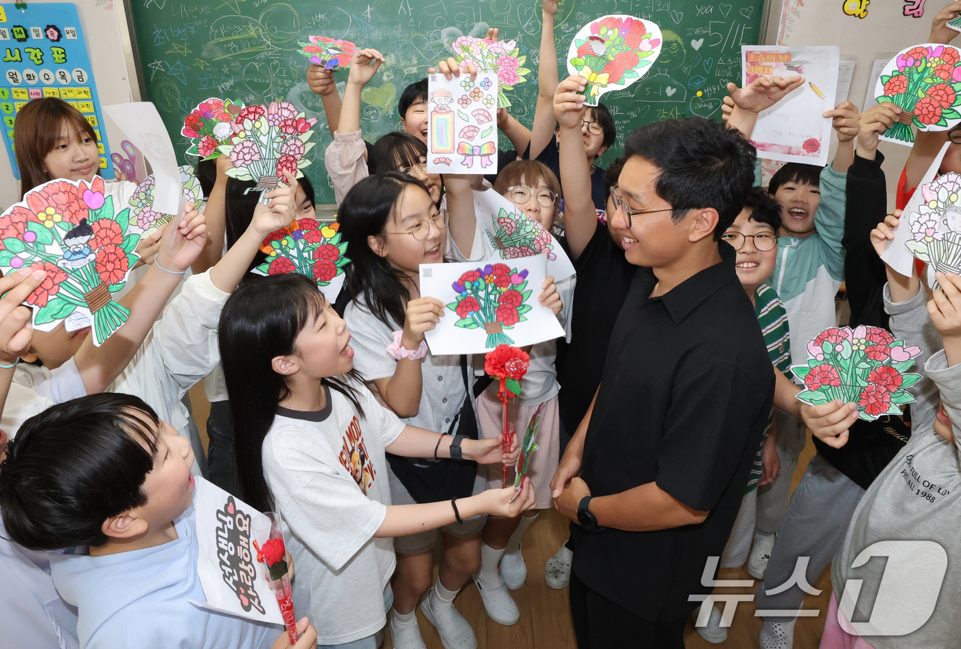 (수원=뉴스1) 김영운 기자 = 스승의 날을 하루 앞둔 14일 경기 수원시 영통구 효동초등학교에서 학생들이 담임선생님에게 감사 인사를 전하고 있다. 2026.5.14/뉴스1