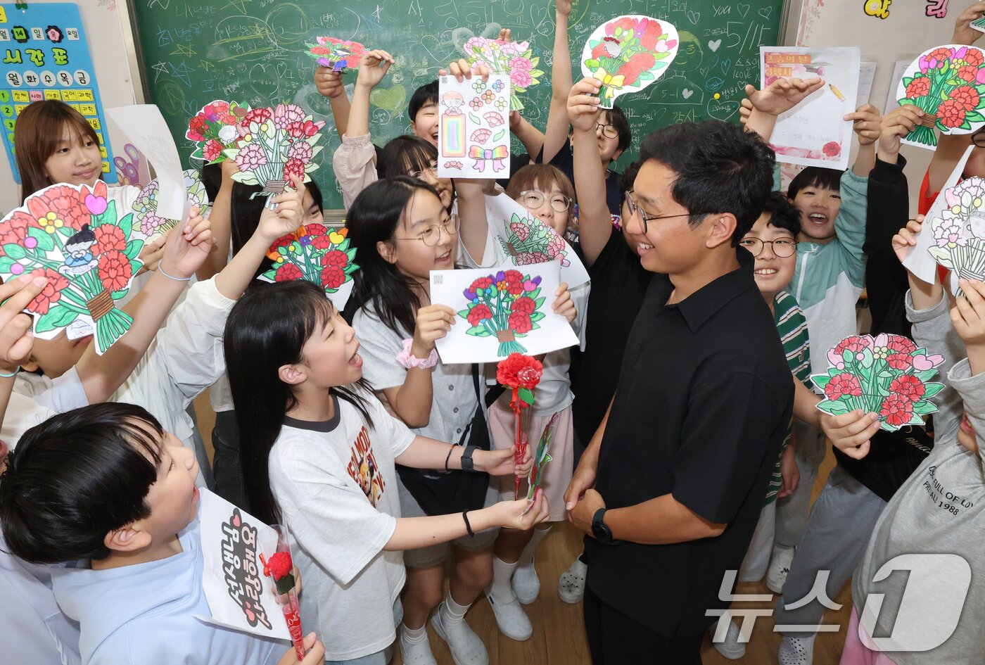 본문 이미지 - 스승의 날을 하루 앞둔 14일 경기 수원시 영통구 효동초등학교에서 학생들이 담임선생님에게 감사 인사를 전하고 있다. 2026.5.14 ⓒ 뉴스1 김영운 기자