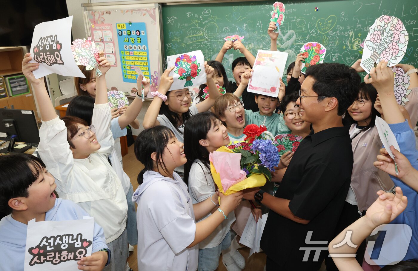 본문 이미지 - 스승의 날을 하루 앞둔 14일 경기 수원시 영통구 효동초등학교에서 학생들이 담임선생님에게 감사 인사를 전하고 있다. 2026.5.14 ⓒ 뉴스1 김영운 기자