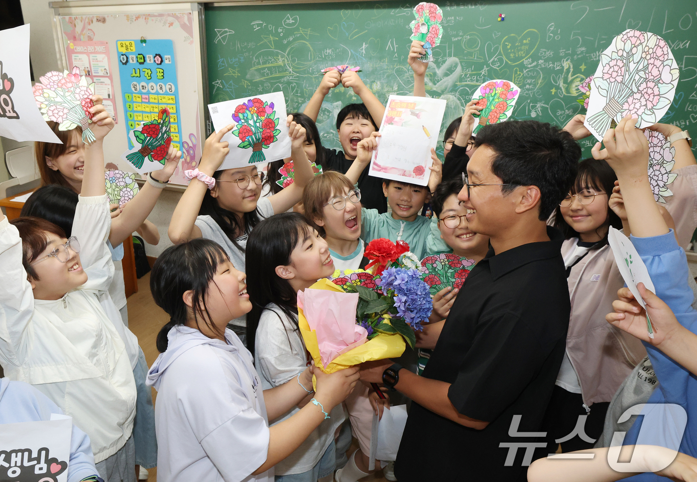 (수원=뉴스1) 김영운 기자 = 스승의 날을 하루 앞둔 14일 경기 수원시 영통구 효동초등학교에서 학생들이 담임선생님에게 감사 인사를 전하고 있다. 2026.5.14/뉴스1
