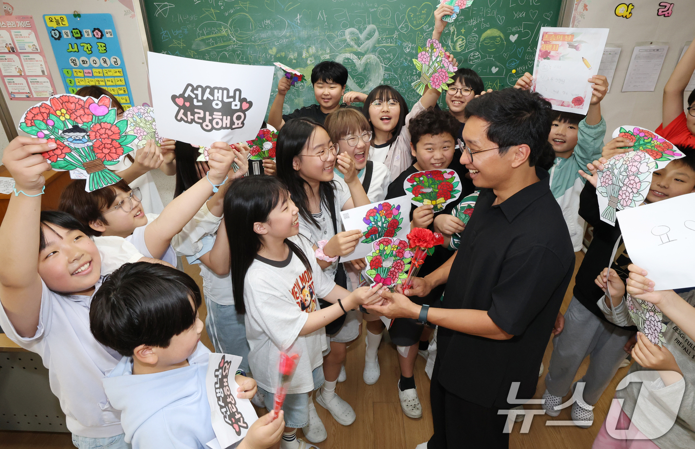 (수원=뉴스1) 김영운 기자 = 스승의 날을 하루 앞둔 14일 경기 수원시 영통구 효동초등학교에서 학생들이 담임선생님에게 감사 인사를 전하고 있다. 2026.5.14/뉴스1