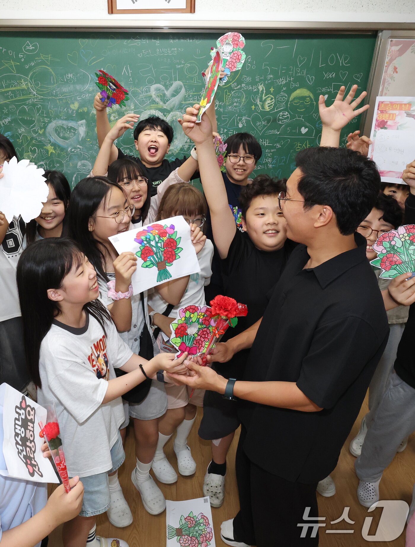 본문 이미지 - 스승의 날을 하루 앞둔 14일 경기 수원시 영통구 효동초등학교에서 학생들이 담임선생님에게 감사 인사를 전하고 있다. 2026.5.14 ⓒ 뉴스1 김영운 기자