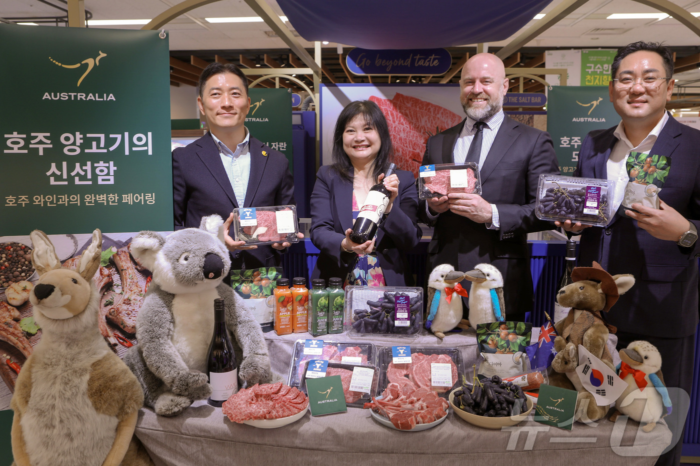 (서울=뉴스1) = 이마트가 14일부터 오는 20일까지 양고기, 소고기, 와인 등 호주산 인기 품목을 최대 50% 할인하는 '호주 페스티벌' 행사를 연다고 밝혔다. 사진은 이마트와 …