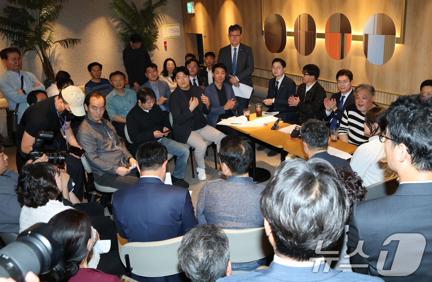(서울=뉴스1) 임세영 기자 = 정원오 더불어민주당 서울시장 후보가 14일 서울 중구 투썸플레이스 정동길점에서 열린 정원오의 찾아가는 간담회⑦:소상공인편 '소상공인의 든든한 동반자 …