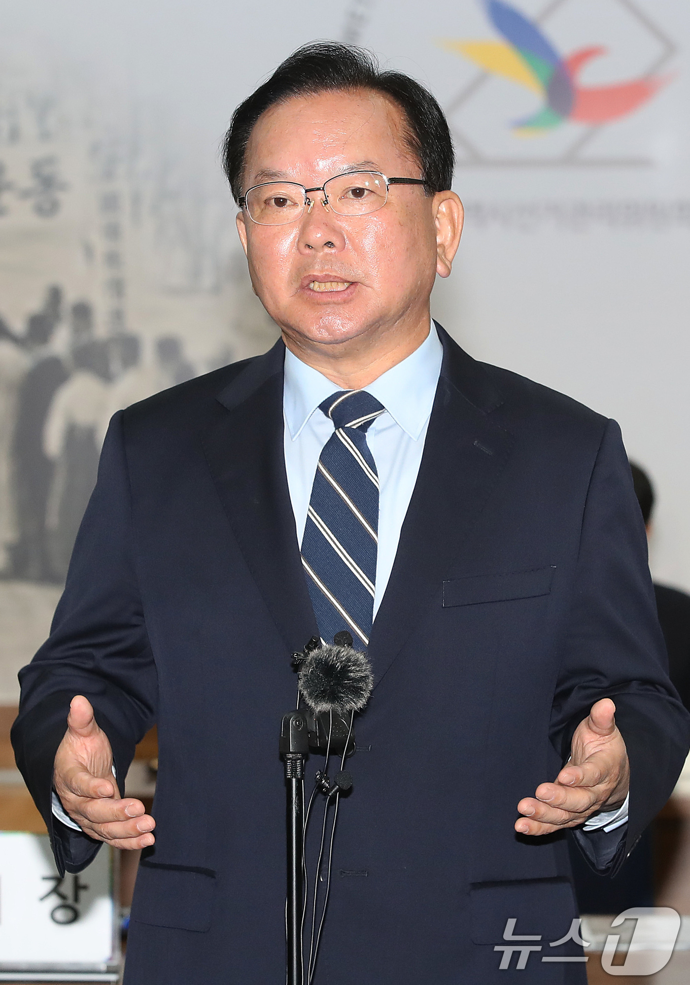 (대구=뉴스1) 공정식 기자 = 김부겸 더불어민주당 대구시장 후보가 14일 오전 대구시선거관리위원회를 찾아 후보 등록을 마친 뒤 포즈를 취하고 있다. 2026.5.14/뉴스1
