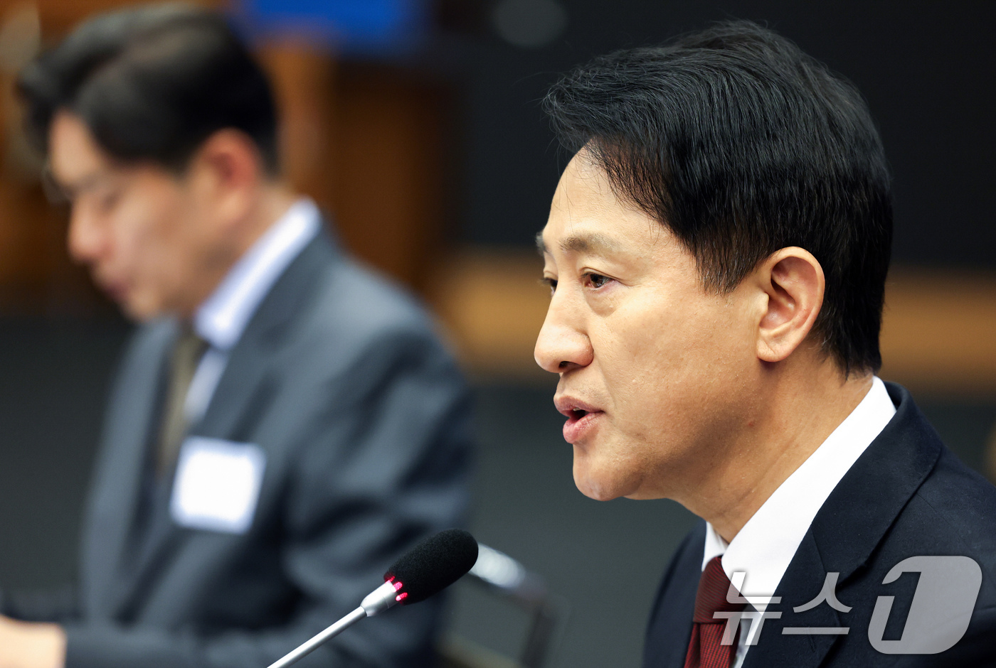 (서울=뉴스1) 임지훈 인턴기자 = 오세훈 국민의힘 서울시장 후보가 14일 오후 서울 중구 대한상공회의소 국제회의장에서 열린 한국신문방송편집인협회 초청 포럼에서 참석자들의 질의에 …