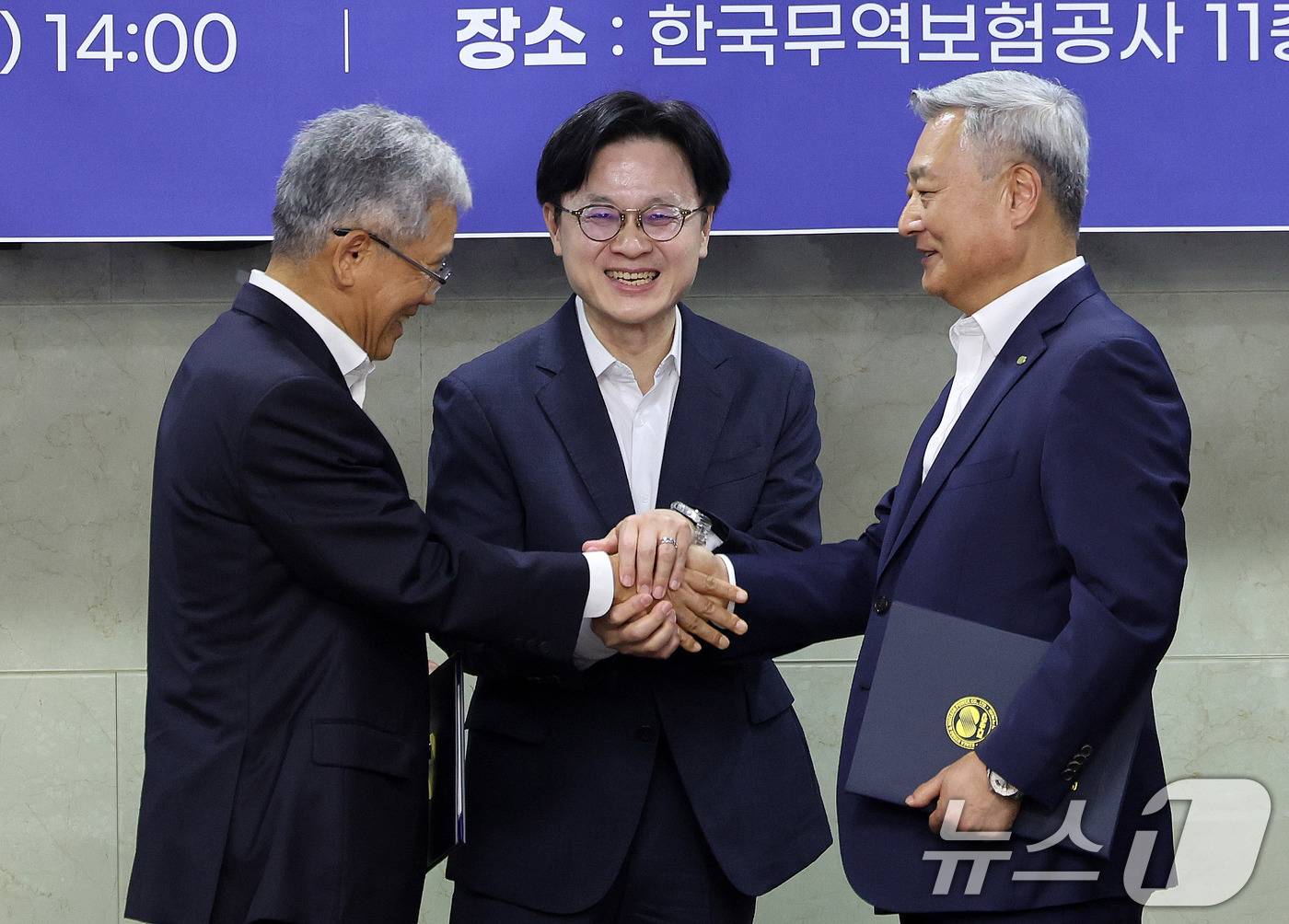 (서울=뉴스1) 박지혜 기자 = 14일 중구 무역보험공사에서 열린 원전수출 전략적 파트너십 협약식에서 김정관 산업통상부 장관(가운데)이 협약서에 서명한 김동철 한국전력공사 사장(왼 …
