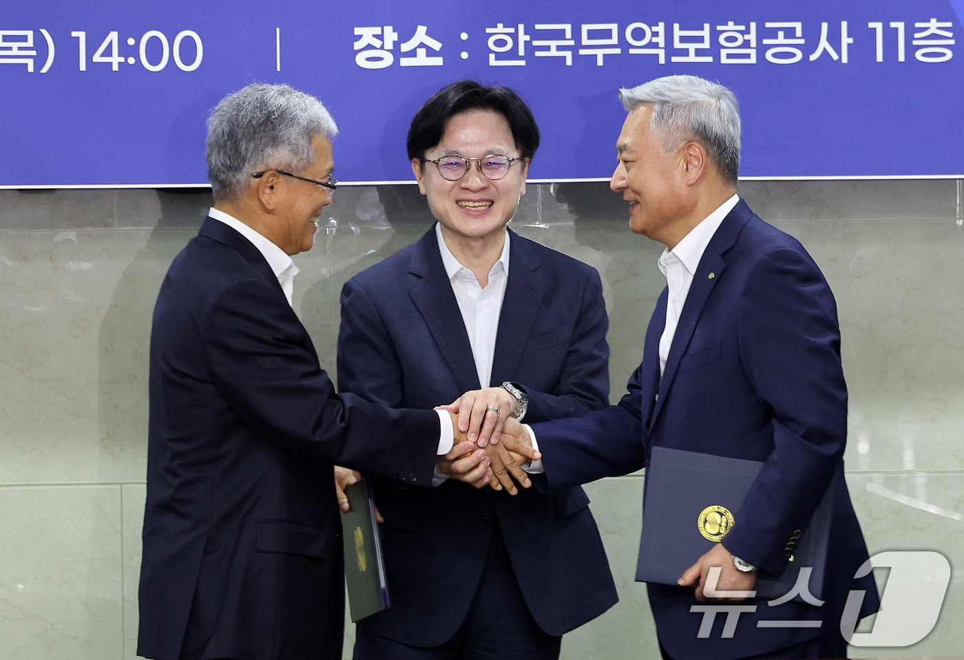 (서울=뉴스1) 박지혜 기자 = 14일 중구 무역보험공사에서 열린 원전수출 전략적 파트너십 협약식에서 김정관 산업통상부 장관(가운데)이 협약서에 서명한 김동철 한국전력공사 사장(왼 …