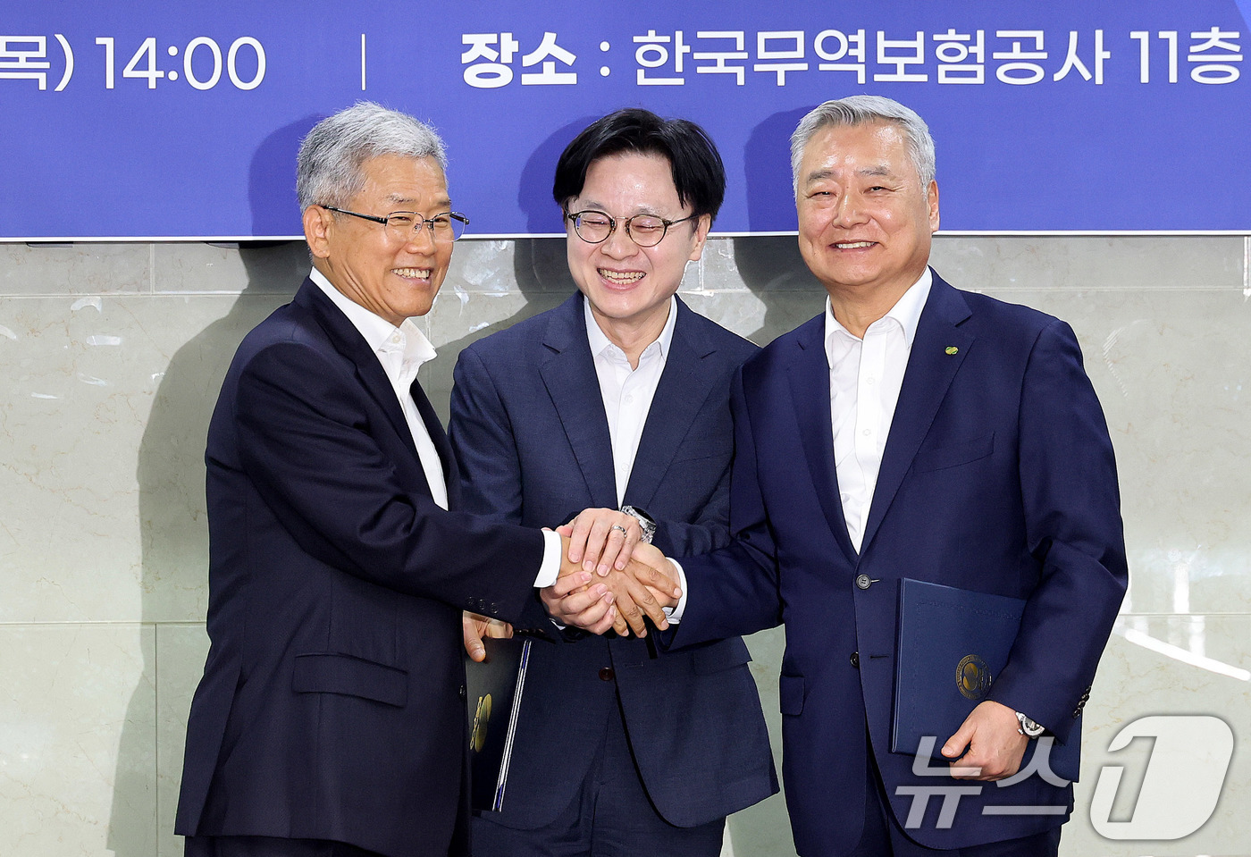 (서울=뉴스1) 박지혜 기자 = 14일 중구 무역보험공사에서 열린 원전수출 전략적 파트너십 협약식에서 김정관 산업통상부 장관(가운데)이 협약서에 서명한 김동철 한국전력공사 사장(왼 …