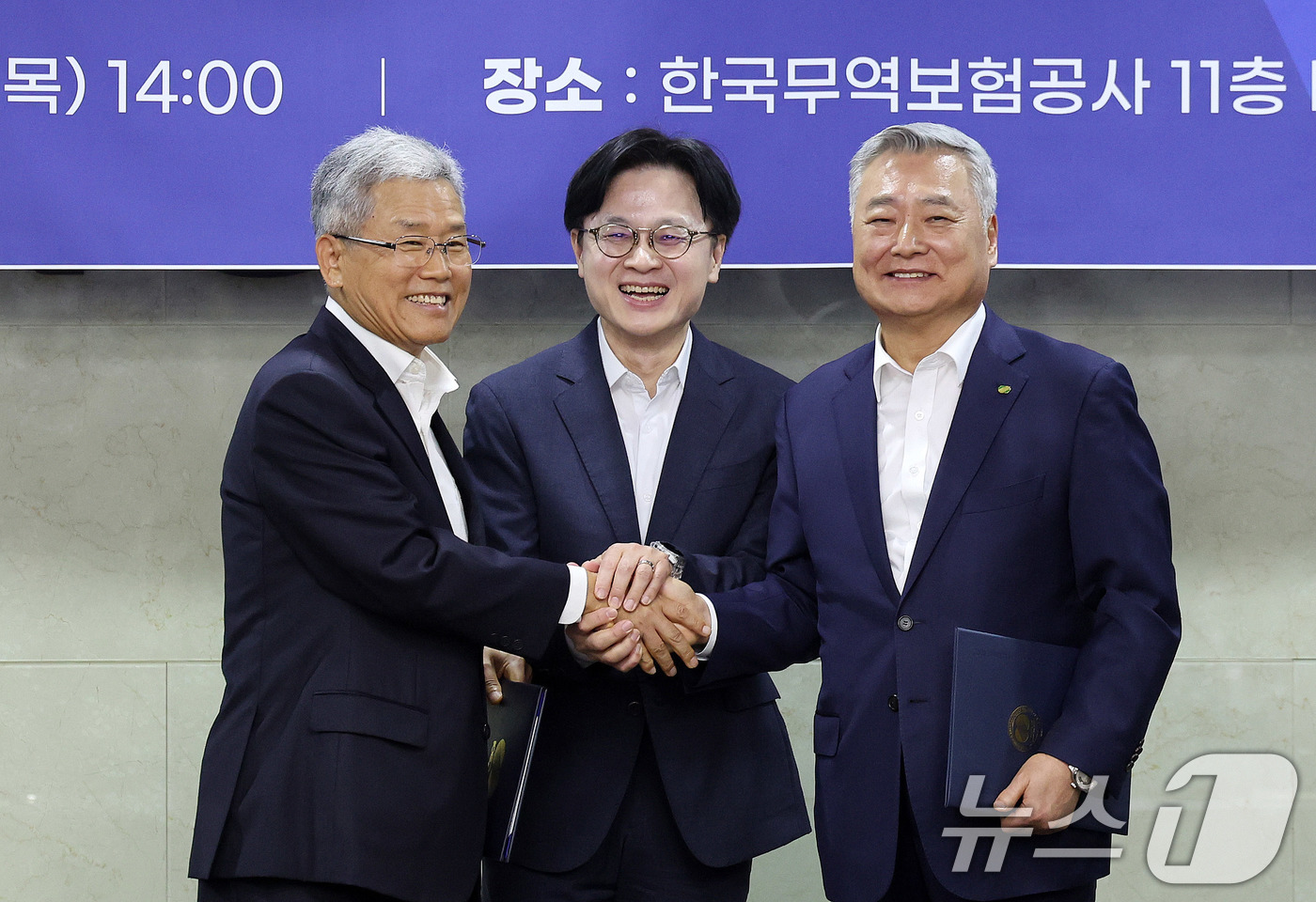 (서울=뉴스1) 박지혜 기자 = 14일 중구 무역보험공사에서 열린 원전수출 전략적 파트너십 협약식에서 김정관 산업통상부 장관(가운데)이 협약서에 서명한 김동철 한국전력공사 사장(왼 …