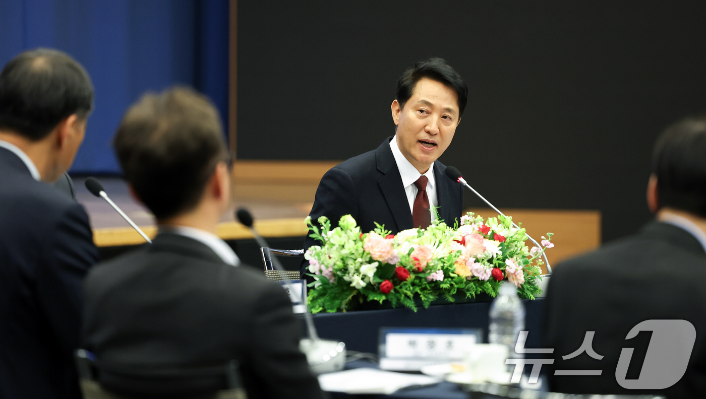 (서울=뉴스1) 임지훈 인턴기자 = 오세훈 국민의힘 서울시장 후보가 14일 오후 서울 중구 대한상공회의소 국제회의장에서 열린 한국신문방송편집인협회 초청 포럼에서 참석자들의 질의에 …