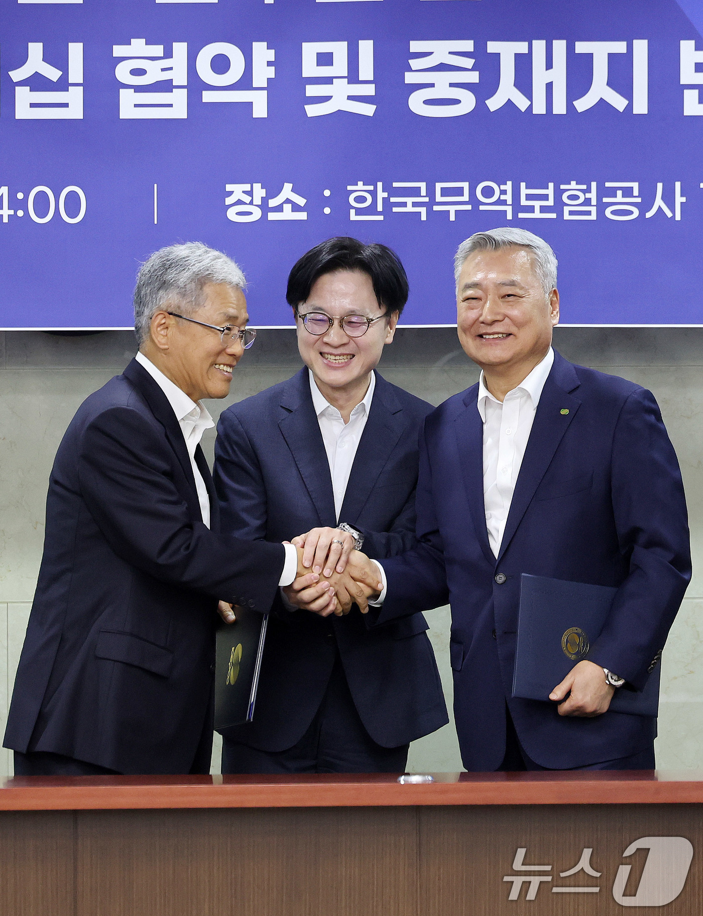 (서울=뉴스1) 박지혜 기자 = 14일 중구 무역보험공사에서 열린 원전수출 전략적 파트너십 협약식에서 김정관 산업통상부 장관(가운데)이 협약서에 서명한 김동철 한국전력공사 사장(왼 …