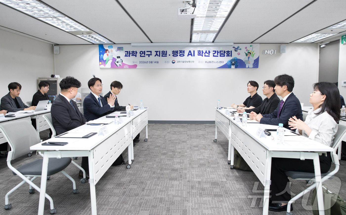 (서울=뉴스1) = 구혁채 과학기술정보통신부 제1차관이 14일 오후 서울 종로구 HJ비즈니스센터에서 열린 과학 연구 지원 행정 AI 확산 간담회에서 발언을 하고 있다. (과학기술정 …