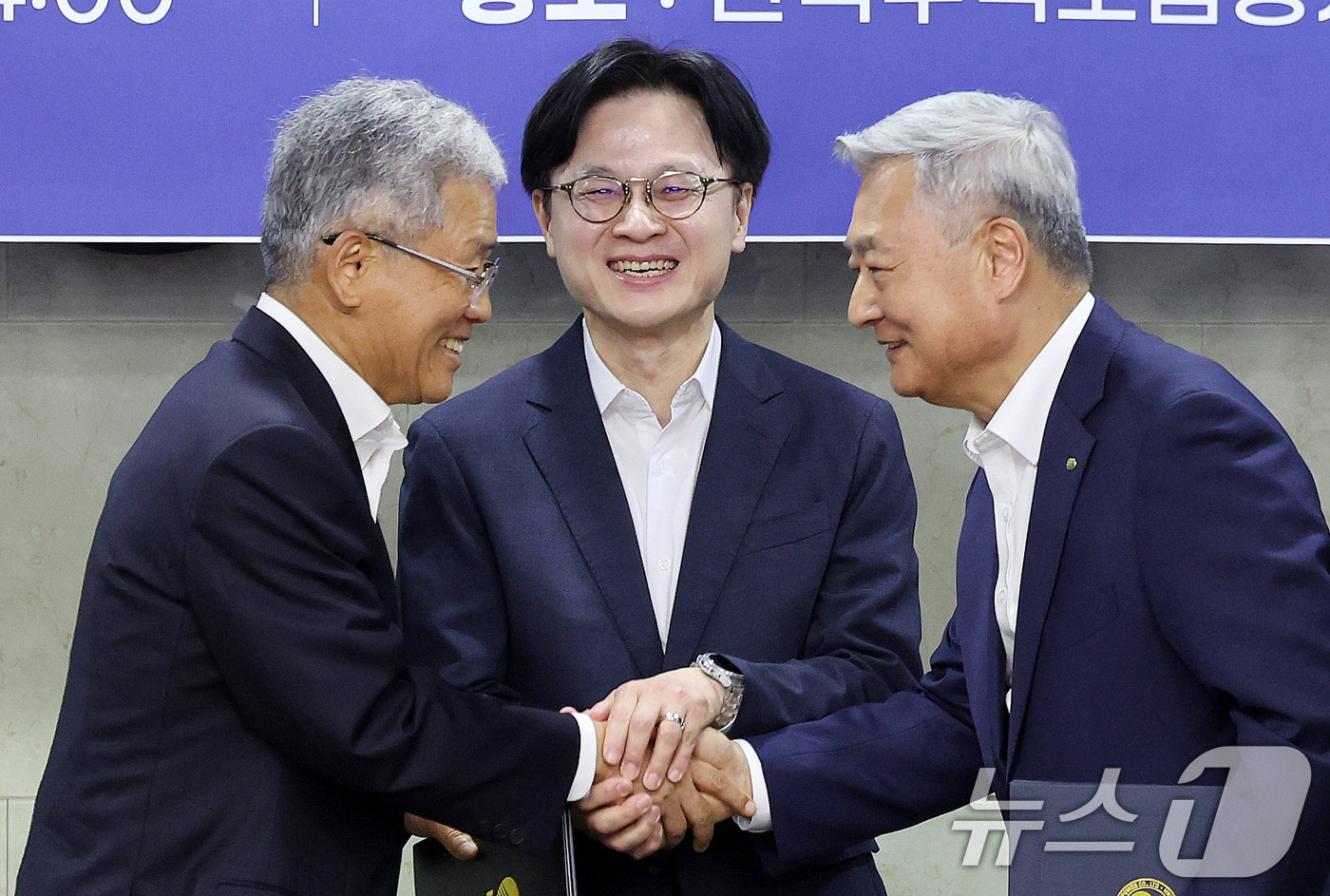 (서울=뉴스1) 박지혜 기자 = 14일 중구 무역보험공사에서 열린 원전수출 전략적 파트너십 협약식에서 김정관 산업통상부 장관(가운데)이 협약서에 서명한 김동철 한국전력공사 사장(왼 …