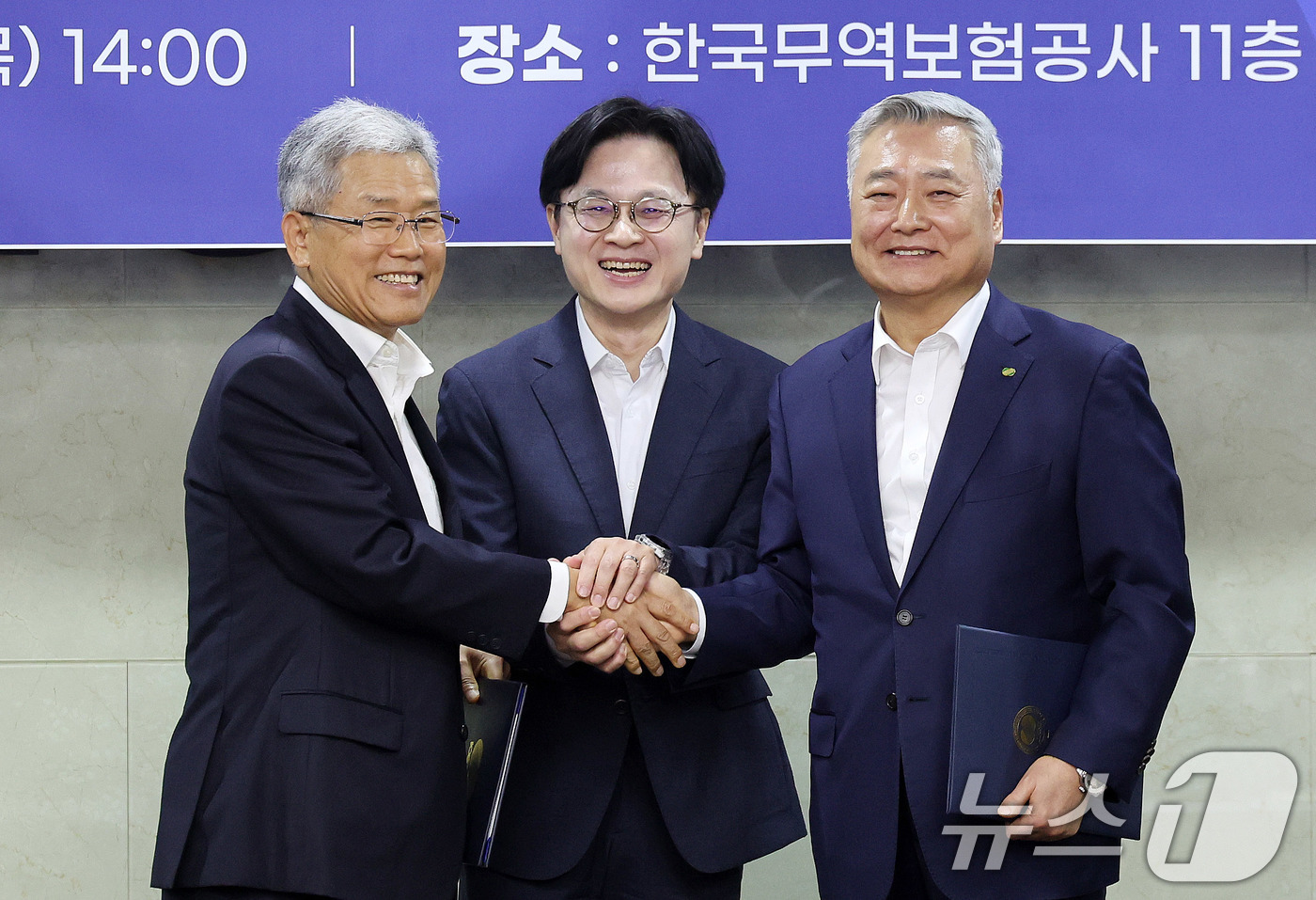 (서울=뉴스1) 박지혜 기자 = 14일 중구 무역보험공사에서 열린 원전수출 전략적 파트너십 협약식에서 김정관 산업통상부 장관(가운데)이 협약서에 서명한 김동철 한국전력공사 사장(왼 …