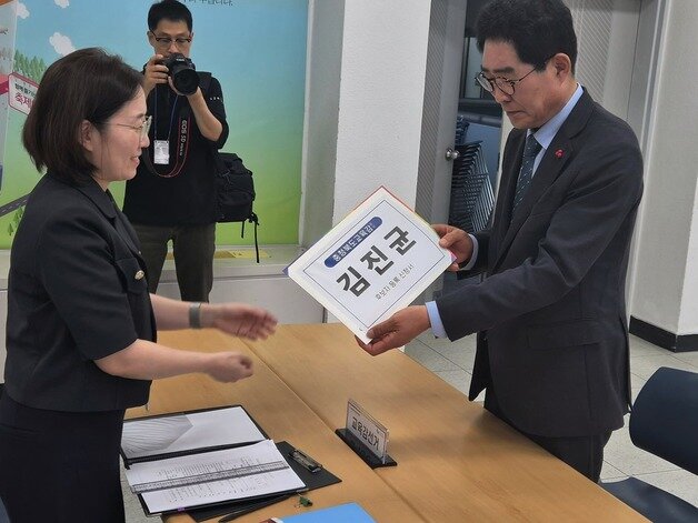 본문 이미지 - 김진균 충북교육감 선거 예비후보가 14일 충북선거관리위원회를 찾아 후보 등록을 하고 있다.(선거사무소 제공. 재판매 및 DB금지)/뉴스1