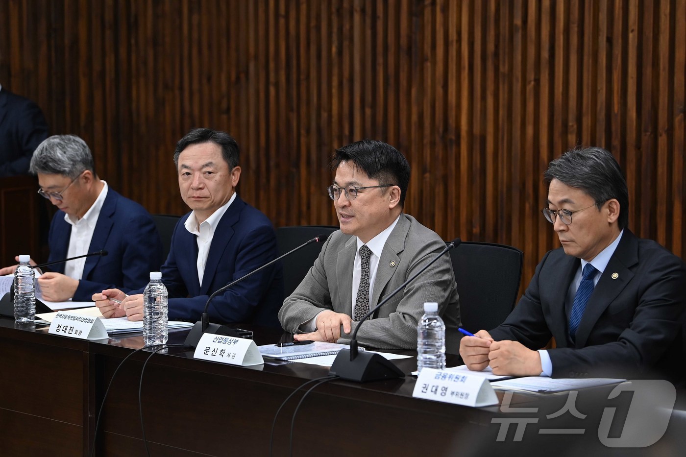 (서울=뉴스1) = 문신학 산업통상부 차관이 14일 오후 서울 서초구 한국자동차산업협동조합에서 열린 민관합동 미래차 전환 간담회 겸 미래차 부품산업 협의체 출범식에서 인사말을 하고 …