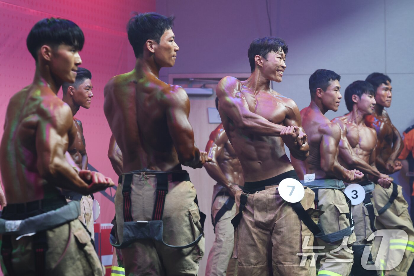 본문 이미지 - 14일 오후 서울 은평구 서울소방학교 대강당에서 열린 제15회 서울시 몸짱소방관 선발대회에서 참가자들이 멋진 근육을 뽐내고 있다. 2026.5.14 ⓒ 뉴스1 오대일 기자