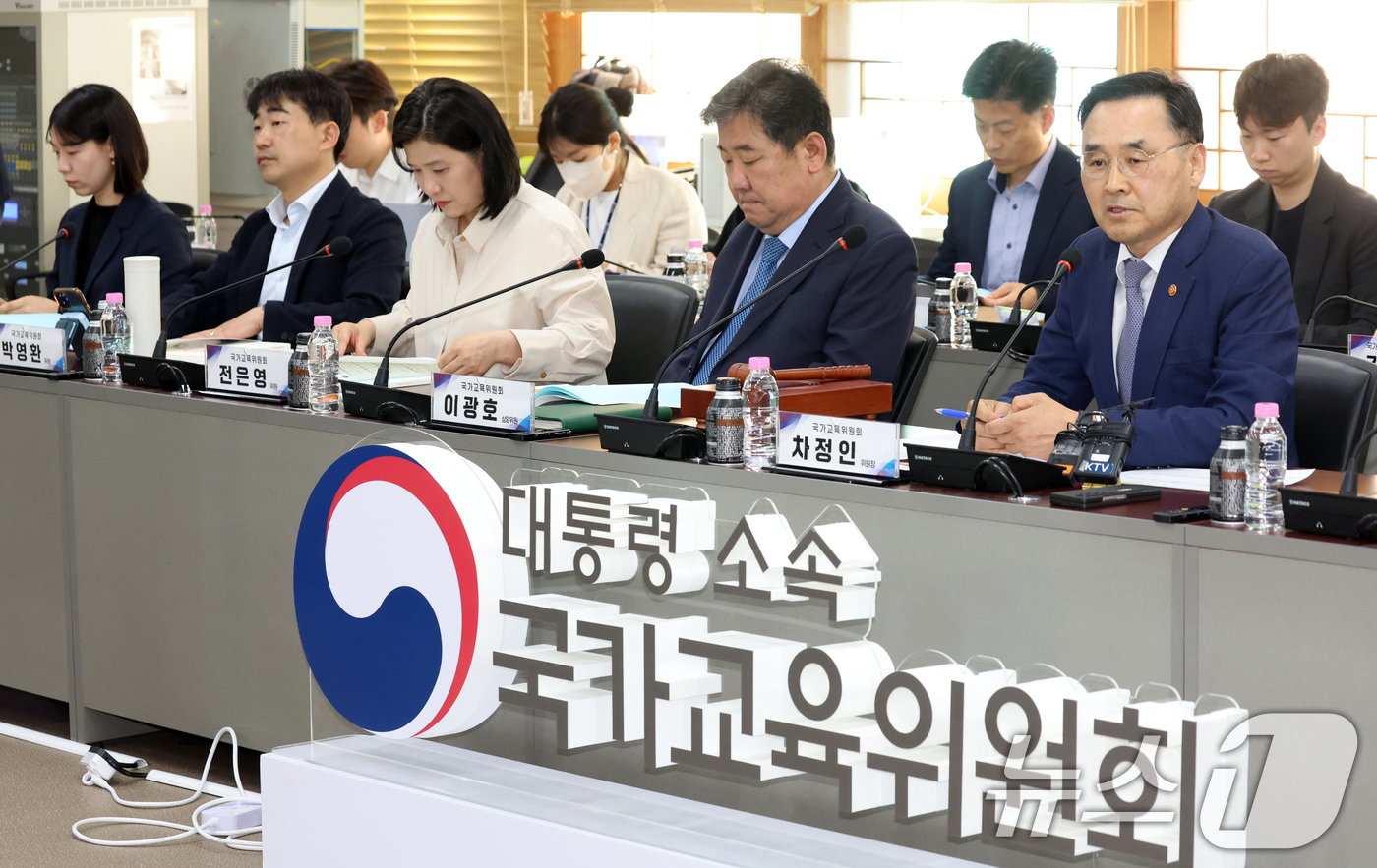 (서울=뉴스1) 김명섭 기자 = 차정인 국가교육위원회 위원장이 14일 오후 서울 종로구 세종대로 정부서울청사에서 열린 2026년 제5차 회의에서 모두 발언을 하고 있다. 이날 위원 …