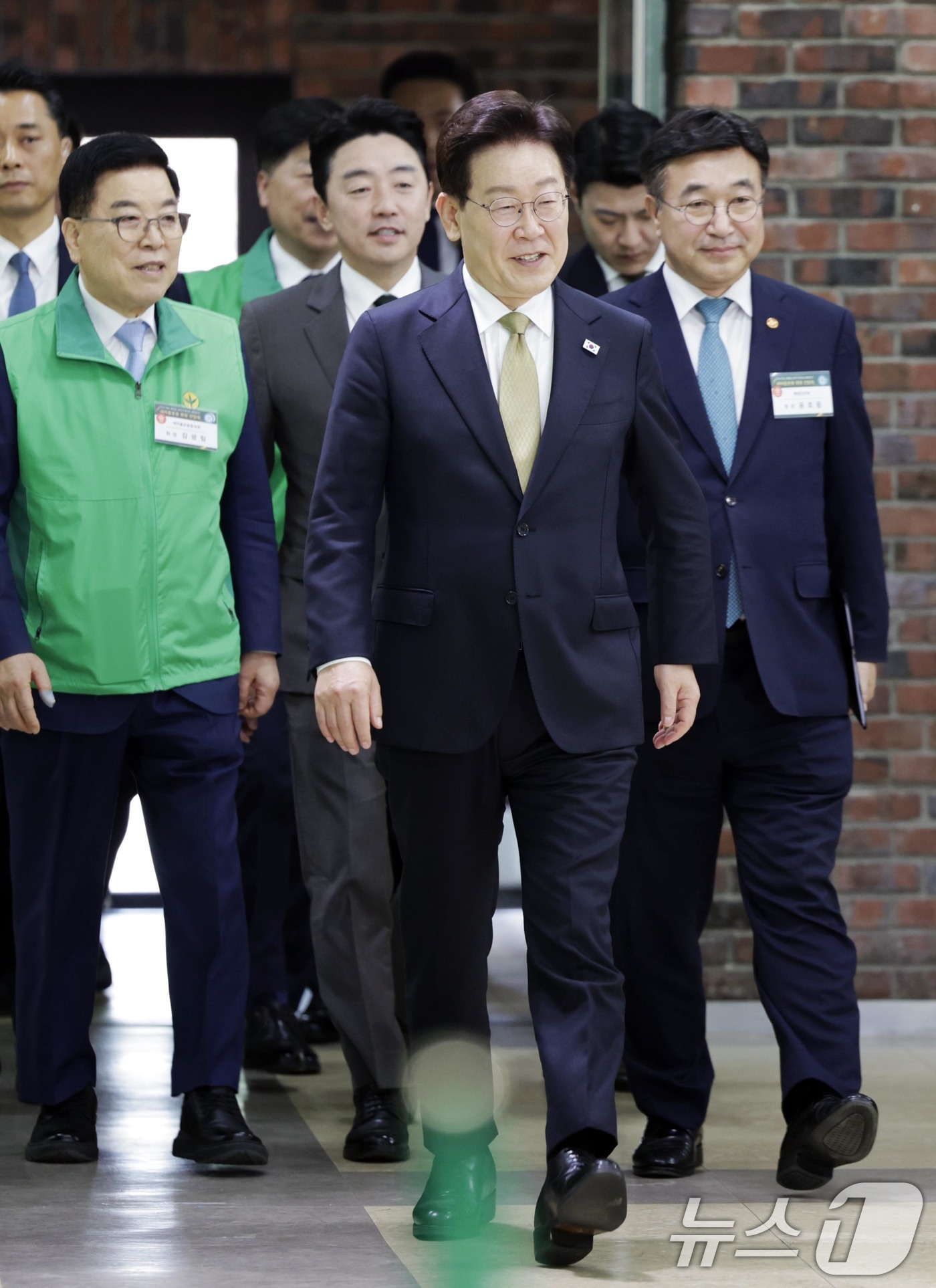 (성남=뉴스1) 허경 기자 = 이재명 대통령이 14일 경기 성남 새마을운동중앙회에서 열린 새마을운동중앙회 현장 간담회에 입장하고 있다. 2026.5.14/뉴스1