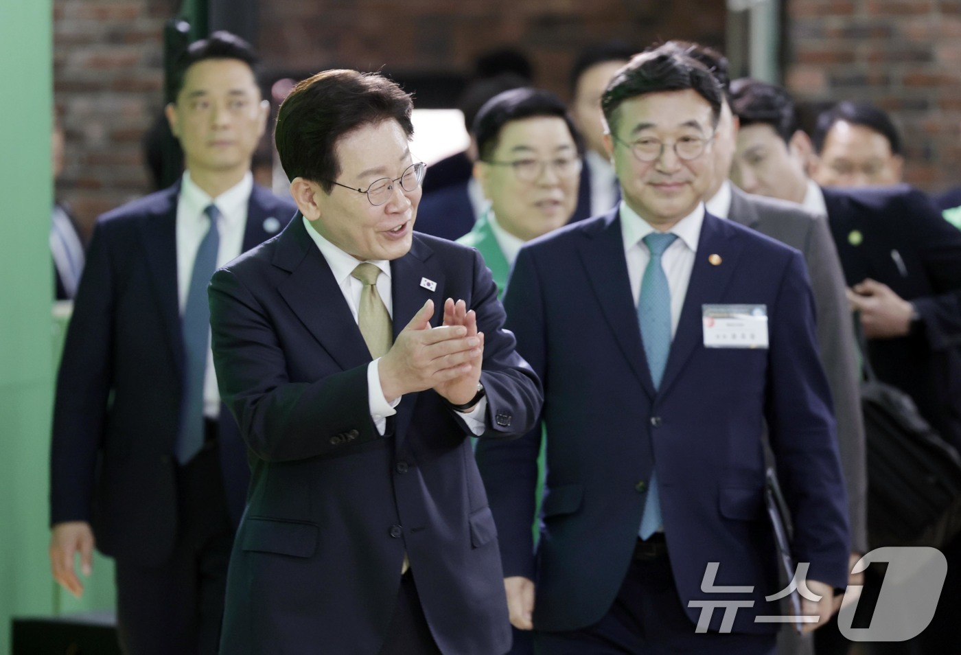 (성남=뉴스1) 허경 기자 = 이재명 대통령이 14일 경기 성남 새마을운동중앙회에서 열린 새마을운동중앙회 현장 간담회에 입장하고 있다. 2026.5.14/뉴스1