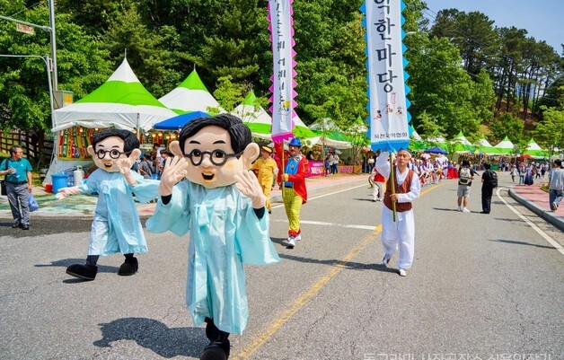 '향수' 시인 정지용 기리는 옥천 지용제 막 올랐다