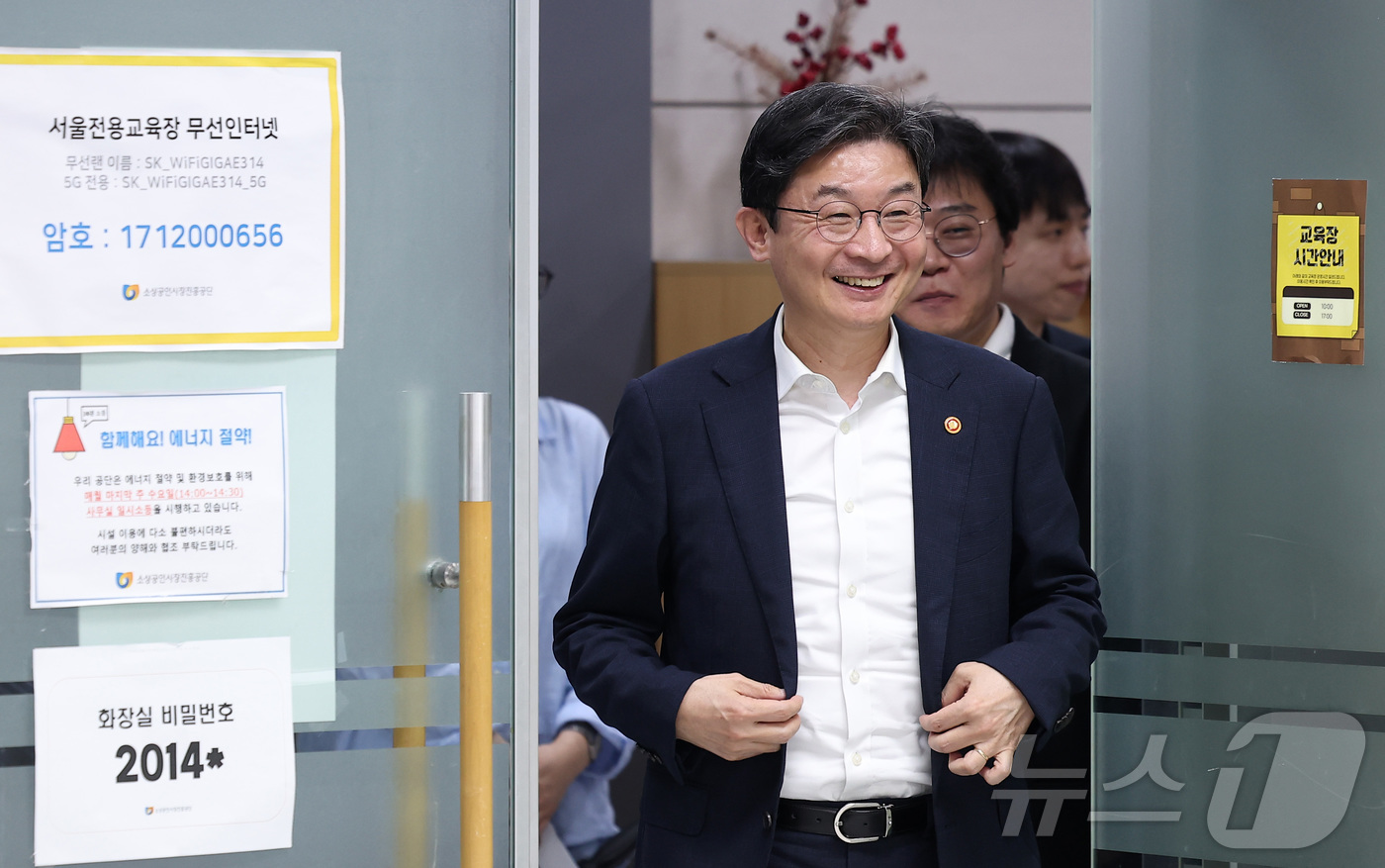(서울=뉴스1) 김성진 기자 = 이억원 금융위원장이 14일 서울 종로구 소상공인시장진흥공단 서울전용교육장에서 청년미래적금 언박싱 토크콘서트에 참석하고 있다. 2026.5.14/뉴스 …