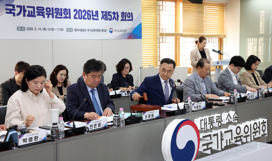 의사봉두드리는 차정인 위원장