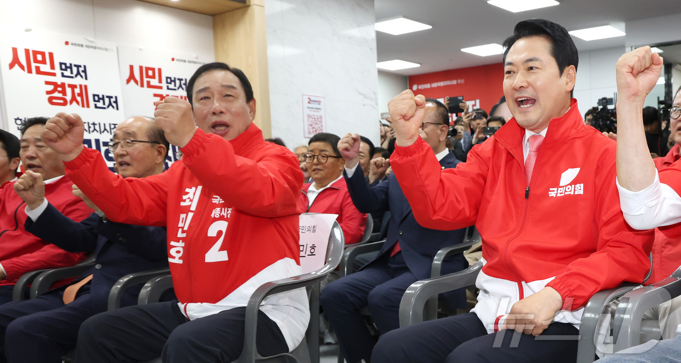(세종=뉴스1) 김기남 기자 = 장동혁 국민의 힘 당대표가 14일 세종시 나성동 최민호 국민의 힘 세종시장 후보 선거사무소 개소식에 참석하여 선거승리 화이팅을 외치고 있다. 202 …