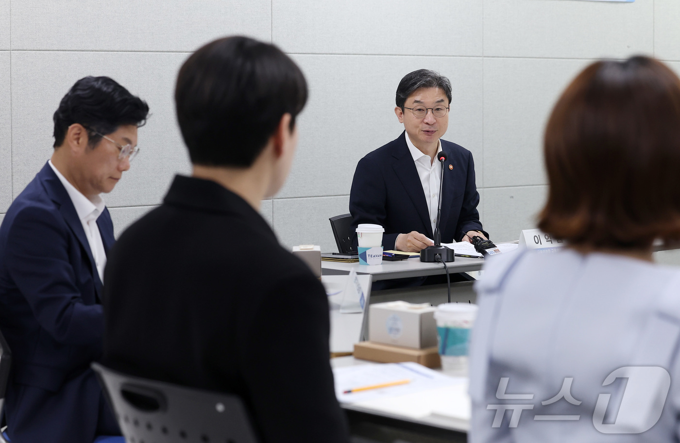 (서울=뉴스1) 김성진 기자 = 이억원 금융위원장이 14일 서울 종로구 소상공인시장진흥공단 서울전용교육장에서 청년미래적금 언박싱 토크콘서트에서 모두발언을 하고 있다. 2026.5. …