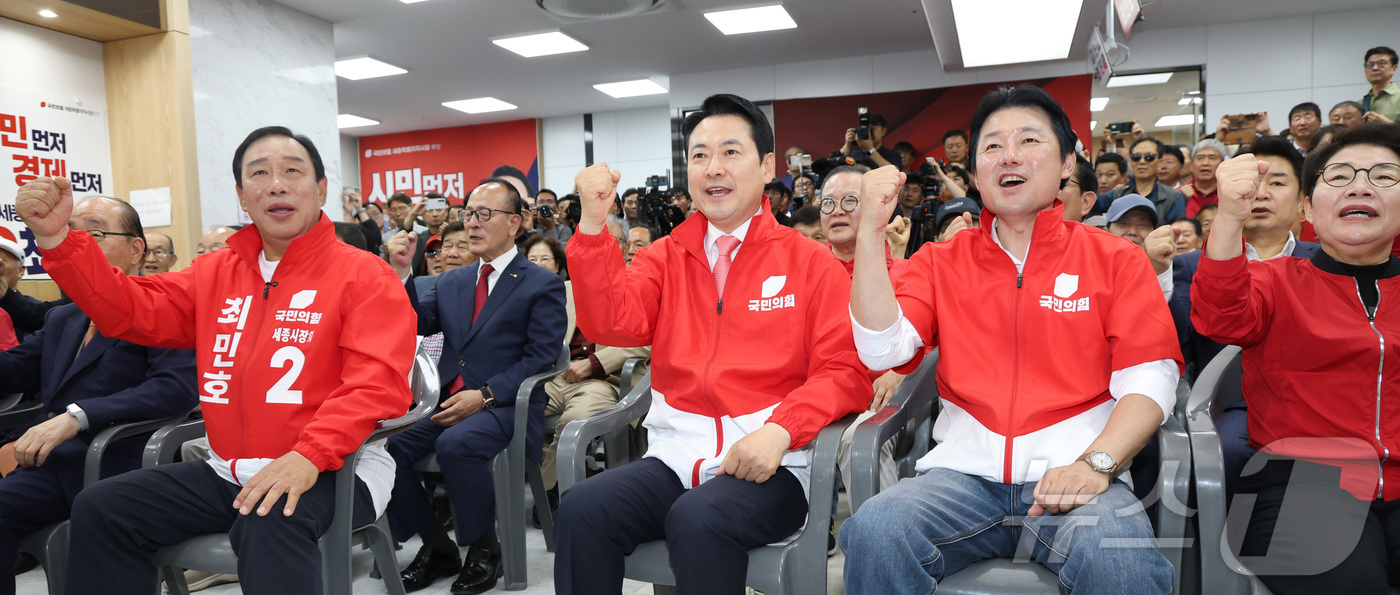 (세종=뉴스1) 김기남 기자 = 장동혁 국민의 힘 당대표가 14일 세종시 나성동 최민호 국민의 힘 세종시장 후보 선거사무소 개소식에 참석하여 선거승리 화이팅을 외치고 있다. 202 …
