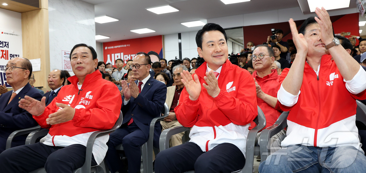 (세종=뉴스1) 김기남 기자 = 장동혁 국민의 힘 당대표가 14일 세종시 나성동 최민호 국민의 힘 세종시장 후보 선거사무소 개소식에 참석하여 내빈 소개에 박수를 치고 있다. 202 …