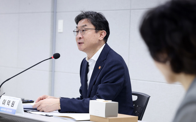 미소짓는 이억원 금융위원장