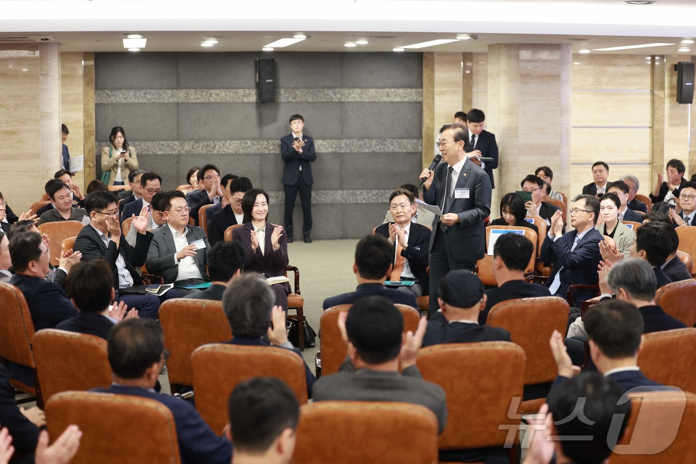 (서울=뉴스1) = 김윤덕 국토교통부 장관이 14일 오전 서울 강남구 건설회관에서 열린 주택건설업계 타운홀 미팅에서 인사말을 하고 있다. (국토교통부 제공. 재판매 및 DB 금지) …